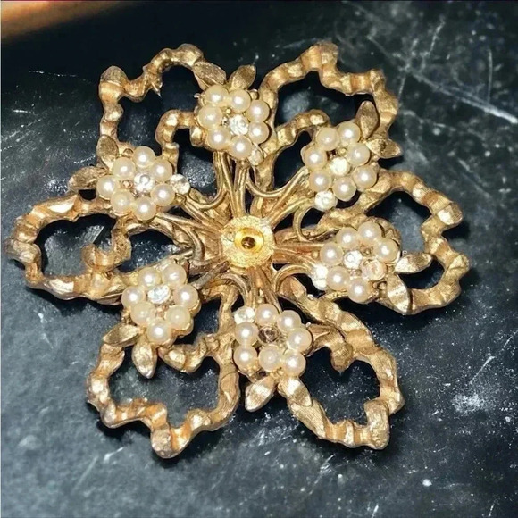 Vintage Seed Pearl Rhinestone Flower Brooch Gold Tone - Picture 1 of 2